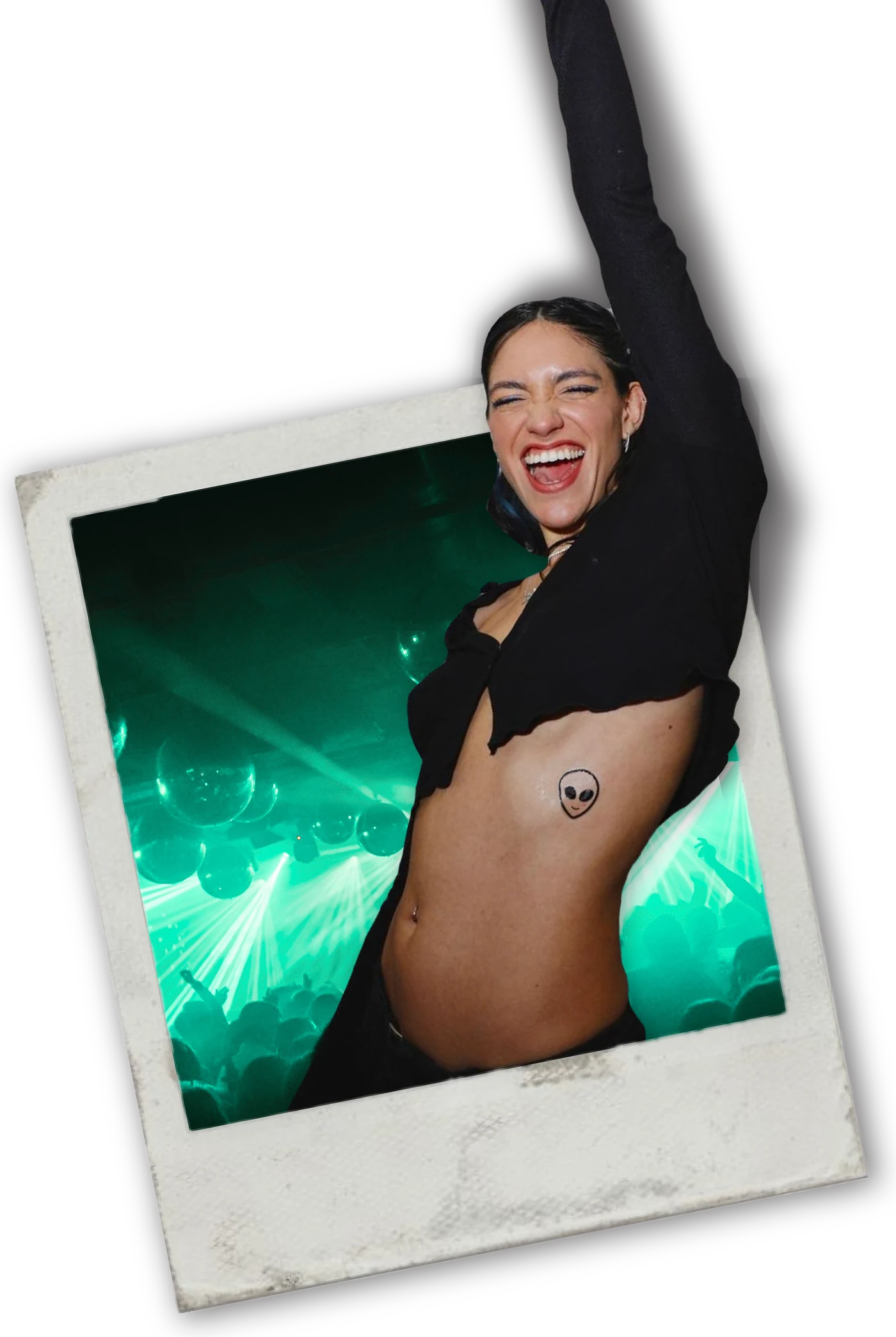 Chica con un tattoo de alien en una fiesta